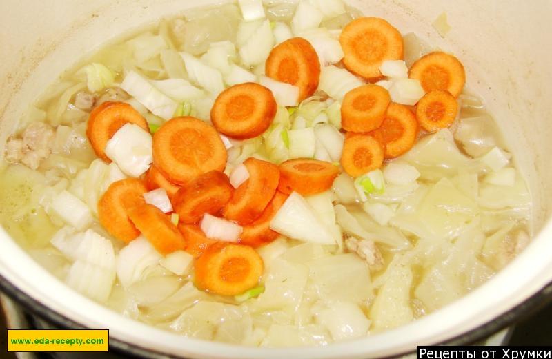 Шаг 6 приготовления Суп из свежей капусты с мясом, крапивой и помидорами