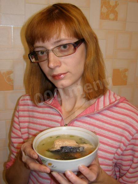 Шаг 10 приготовления Уха из лосося с картошкой, морковью, луком и зеленью