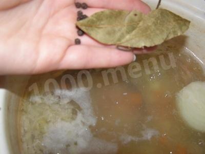 Шаг 8 приготовления Уха из лосося с картошкой, морковью, луком и зеленью