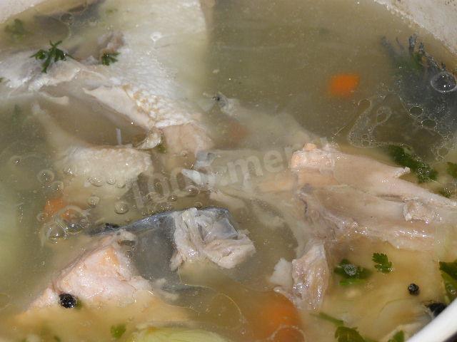 Шаг 9 приготовления Уха из лосося с картошкой, морковью, луком и зеленью