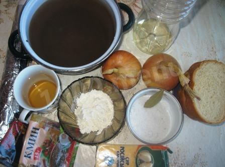 Шаг 1 приготовления Луковый суп с сыром и гренками
