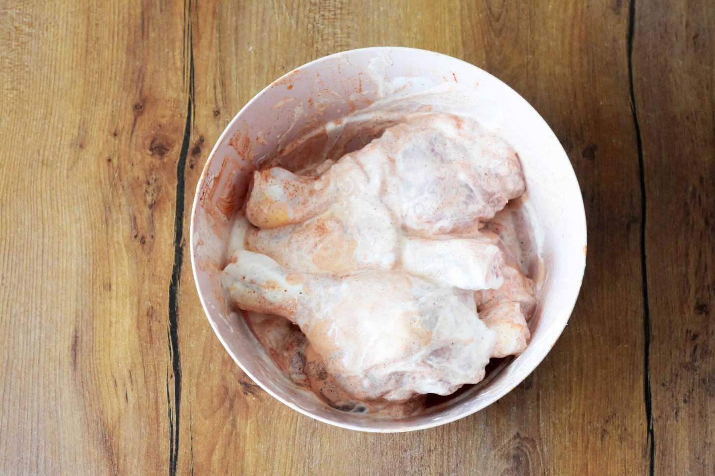 Шаг 2 приготовления Куриные голени с капустой в духовке