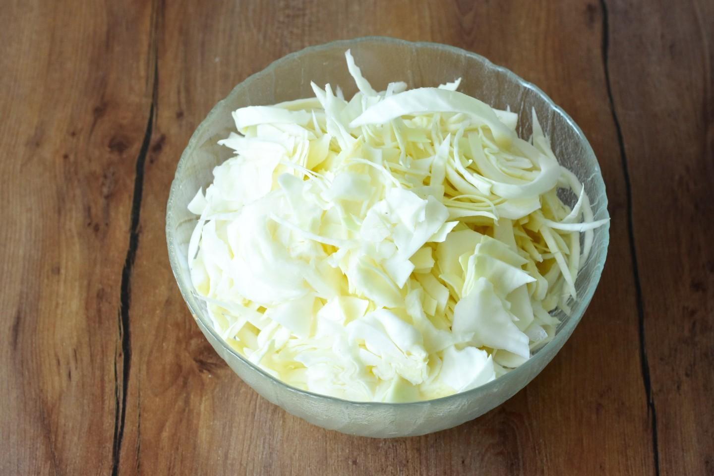 Шаг 3 приготовления Куриные голени с капустой в духовке