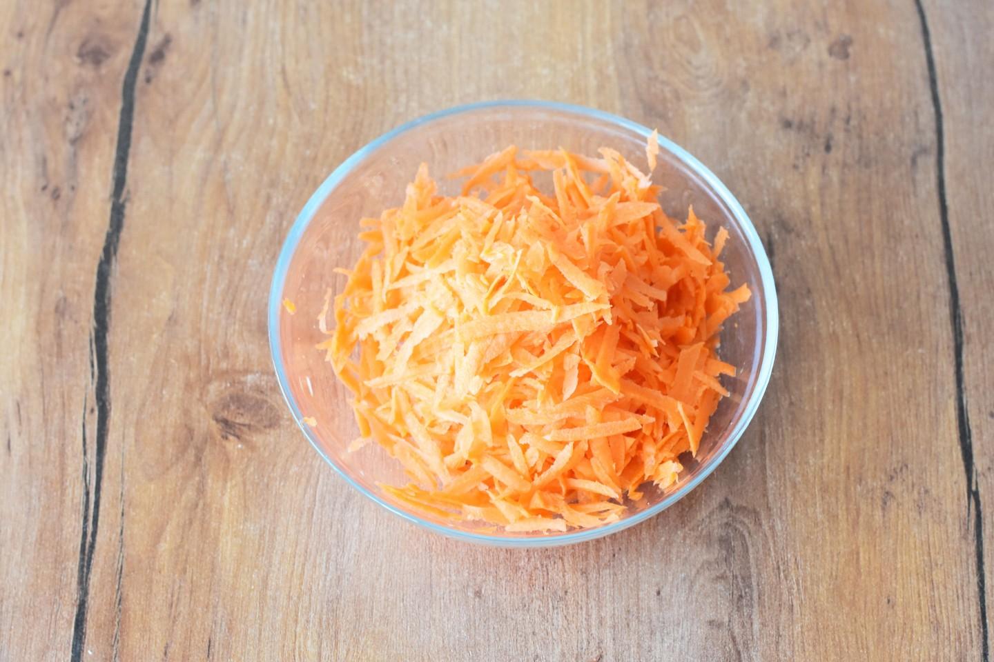 Шаг 4 приготовления Куриные голени с капустой в духовке