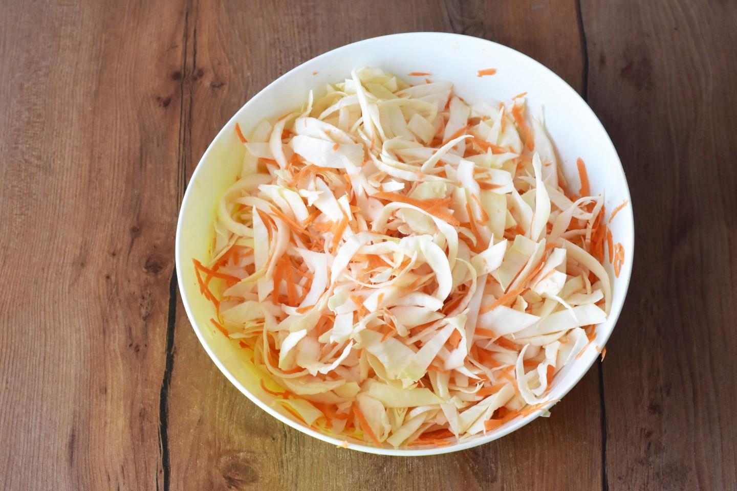 Шаг 6 приготовления Куриные голени с капустой в духовке