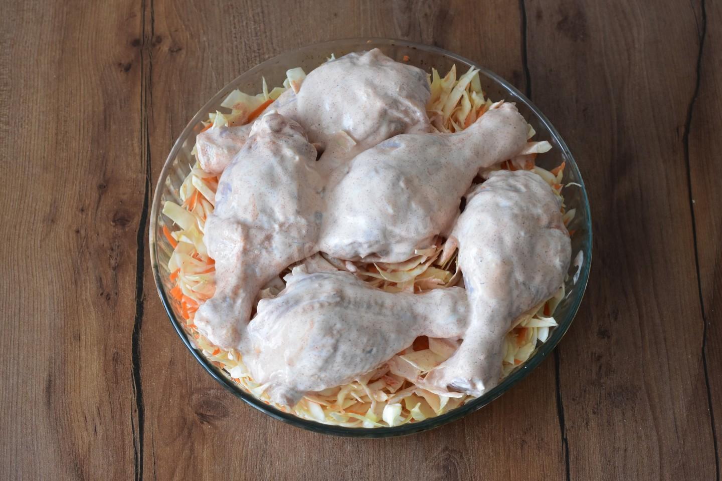 Шаг 7 приготовления Куриные голени с капустой в духовке