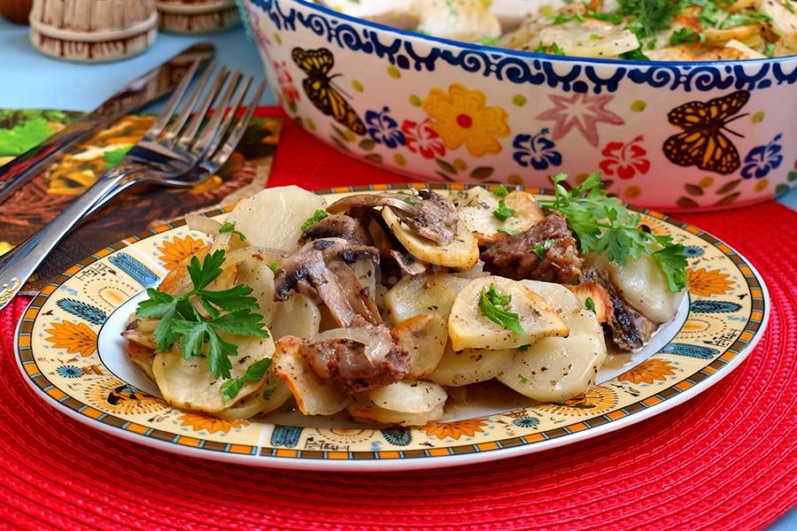 Обложка рецепта Говядина с картошкой и грибами