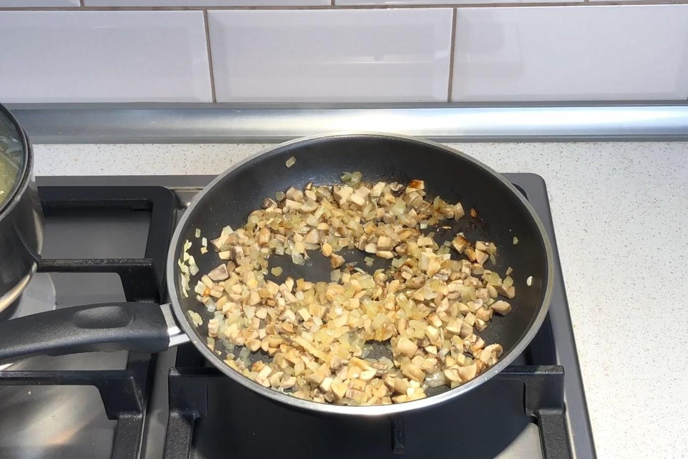 Шаг 6 приготовления Картофельные котлеты с грибами