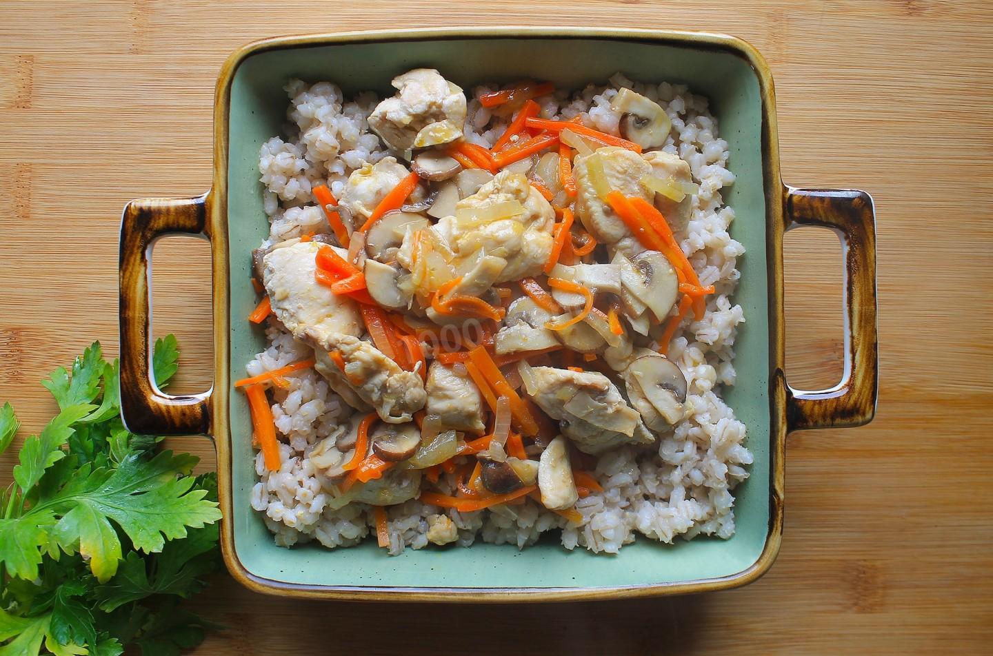 Шаг 7 приготовления Перловка с курицей в духовке