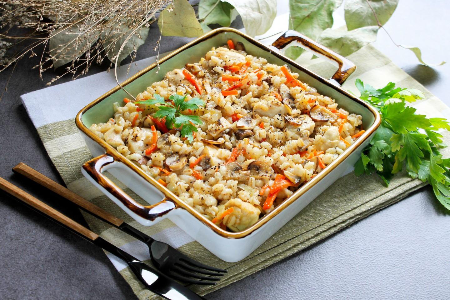 Шаг 9 приготовления Перловка с курицей в духовке