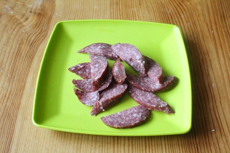 Шаг 7 приготовления Домашняя пицца в микроволновке с сыром быстро
