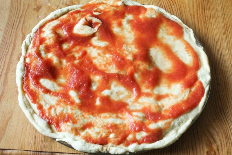 Шаг 9 приготовления Домашняя пицца в микроволновке с сыром быстро