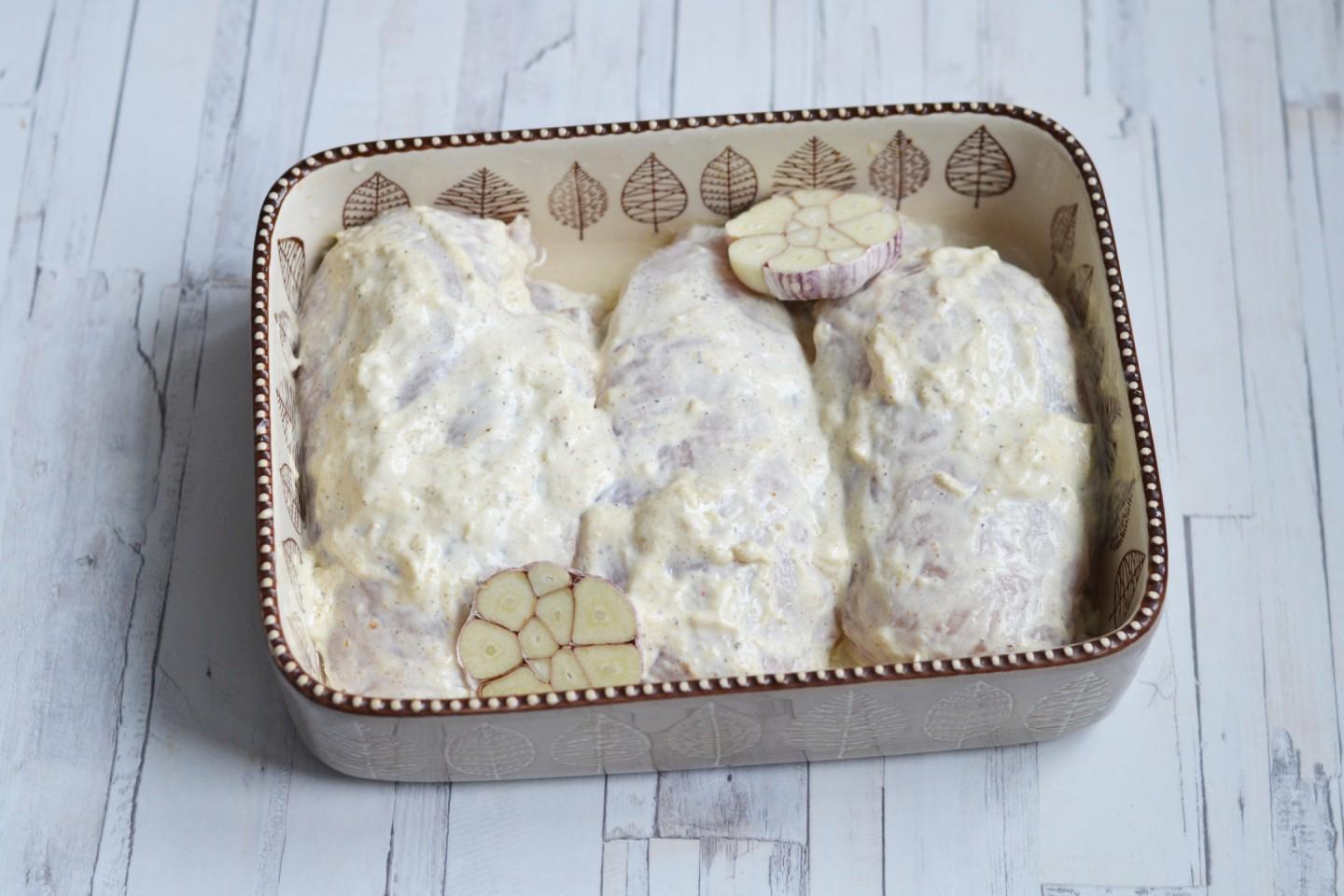 Шаг 7 приготовления Куриные грудки в духовке с майонезом