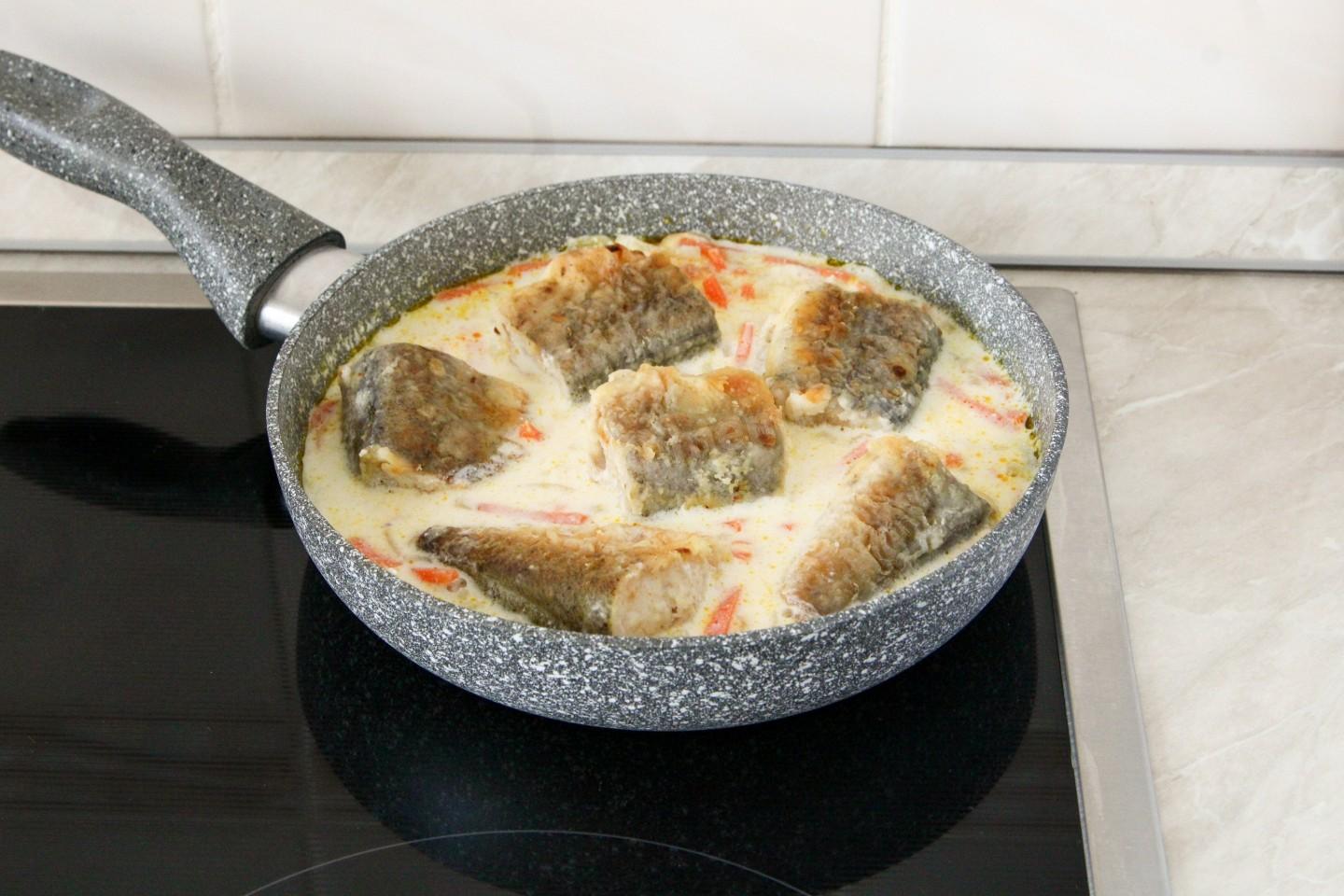 Шаг 12 приготовления Хек в сметане