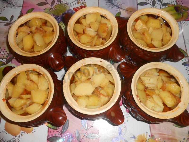 Шаг 12 приготовления Жаркое из свиных ребрышек с картошкой в горшочках