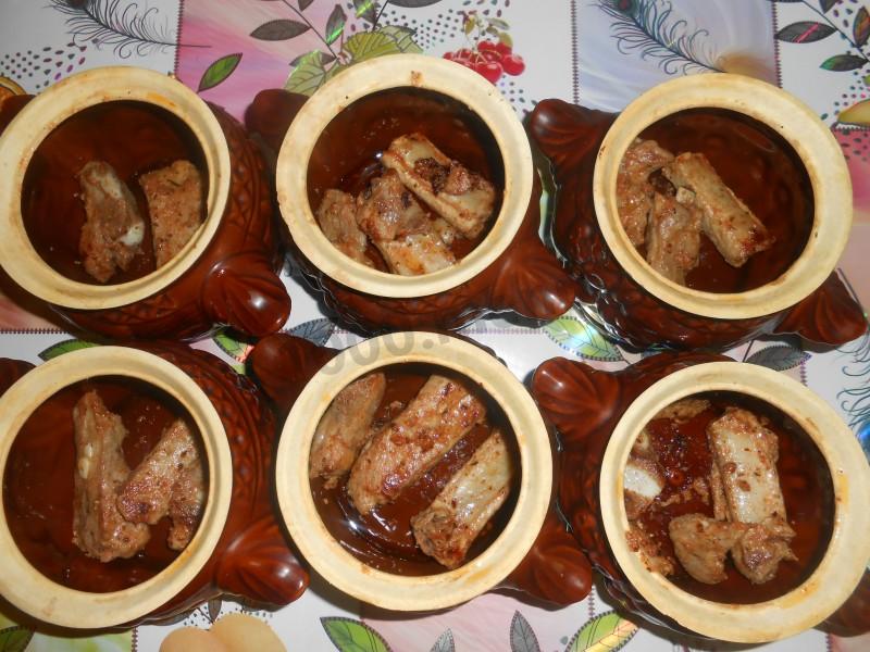 Шаг 7 приготовления Жаркое из свиных ребрышек с картошкой в горшочках