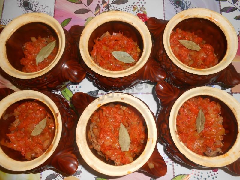 Шаг 9 приготовления Жаркое из свиных ребрышек с картошкой в горшочках