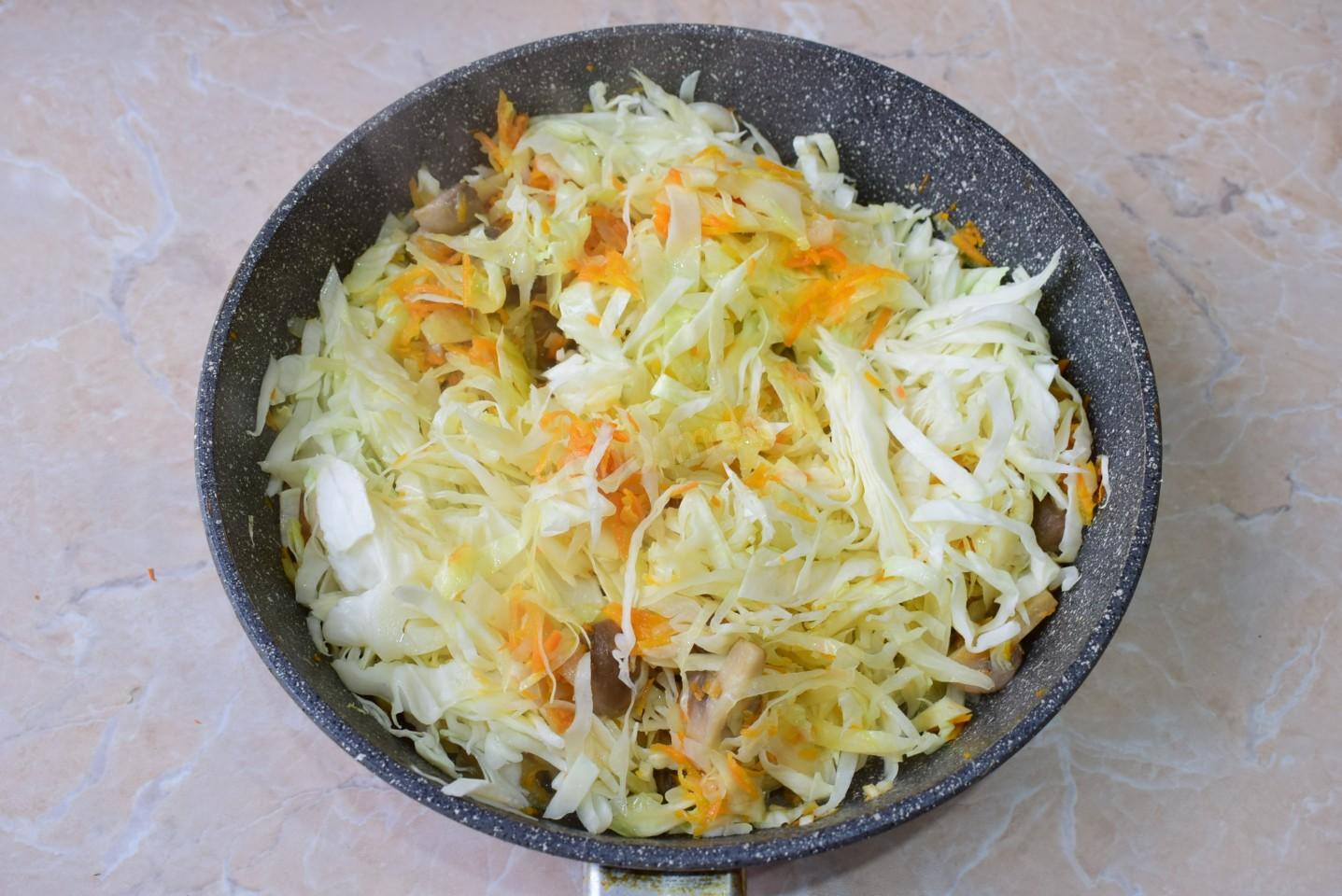 Шаг 6 приготовления Капуста с шампиньонами тушеная на сковороде