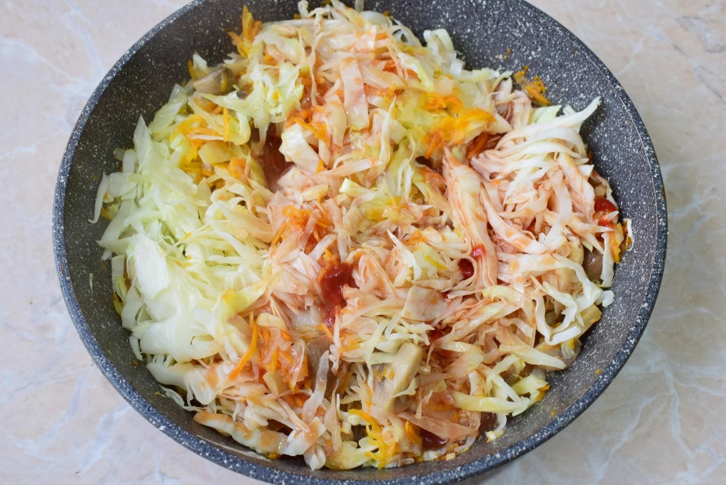 Шаг 8 приготовления Капуста с шампиньонами тушеная на сковороде