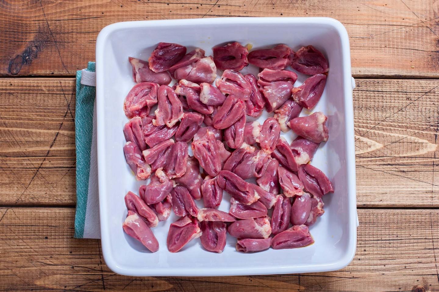 Шаг 3 приготовления Куриные сердечки в духовке с картошкой