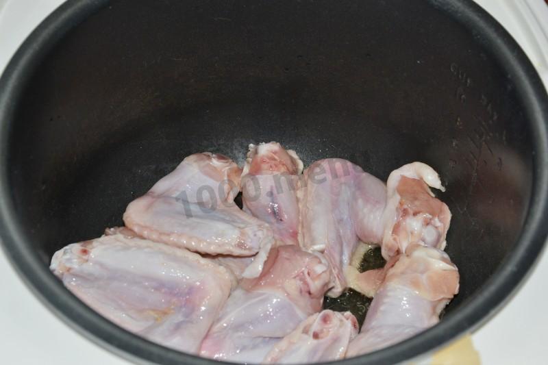 Шаг 3 приготовления Куриные крылышки в мультиварке