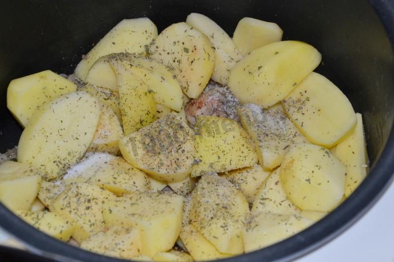 Шаг 8 приготовления Куриные крылышки в мультиварке