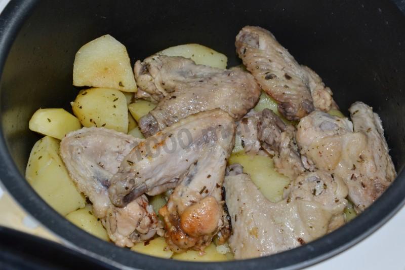 Шаг 9 приготовления Куриные крылышки в мультиварке