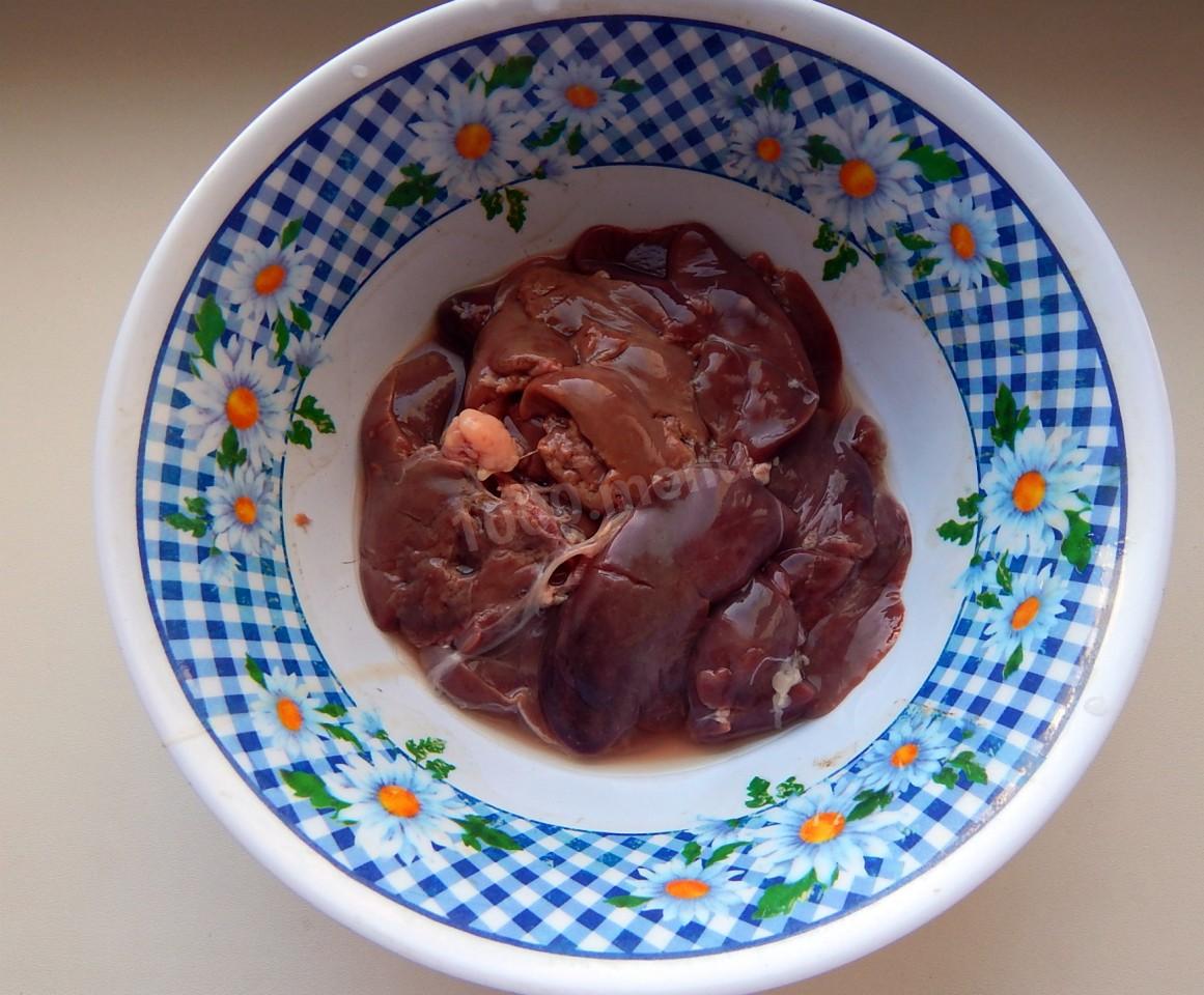 Шаг 1 приготовления Куриная печень в сметане с подливкой