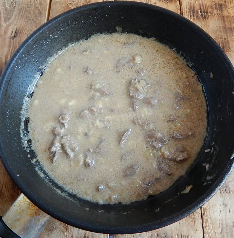 Шаг 6 приготовления Куриная печень в сметане с подливкой