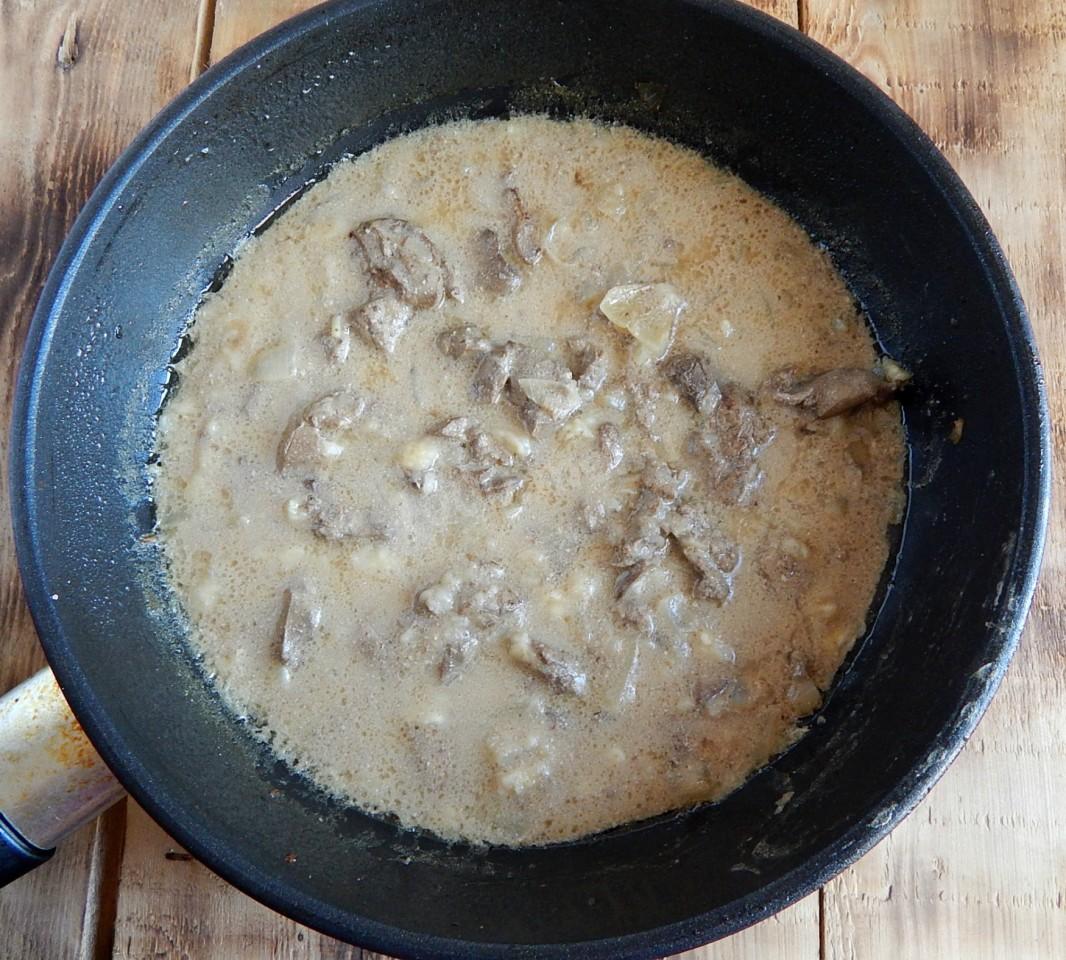 Шаг 7 приготовления Куриная печень в сметане с подливкой