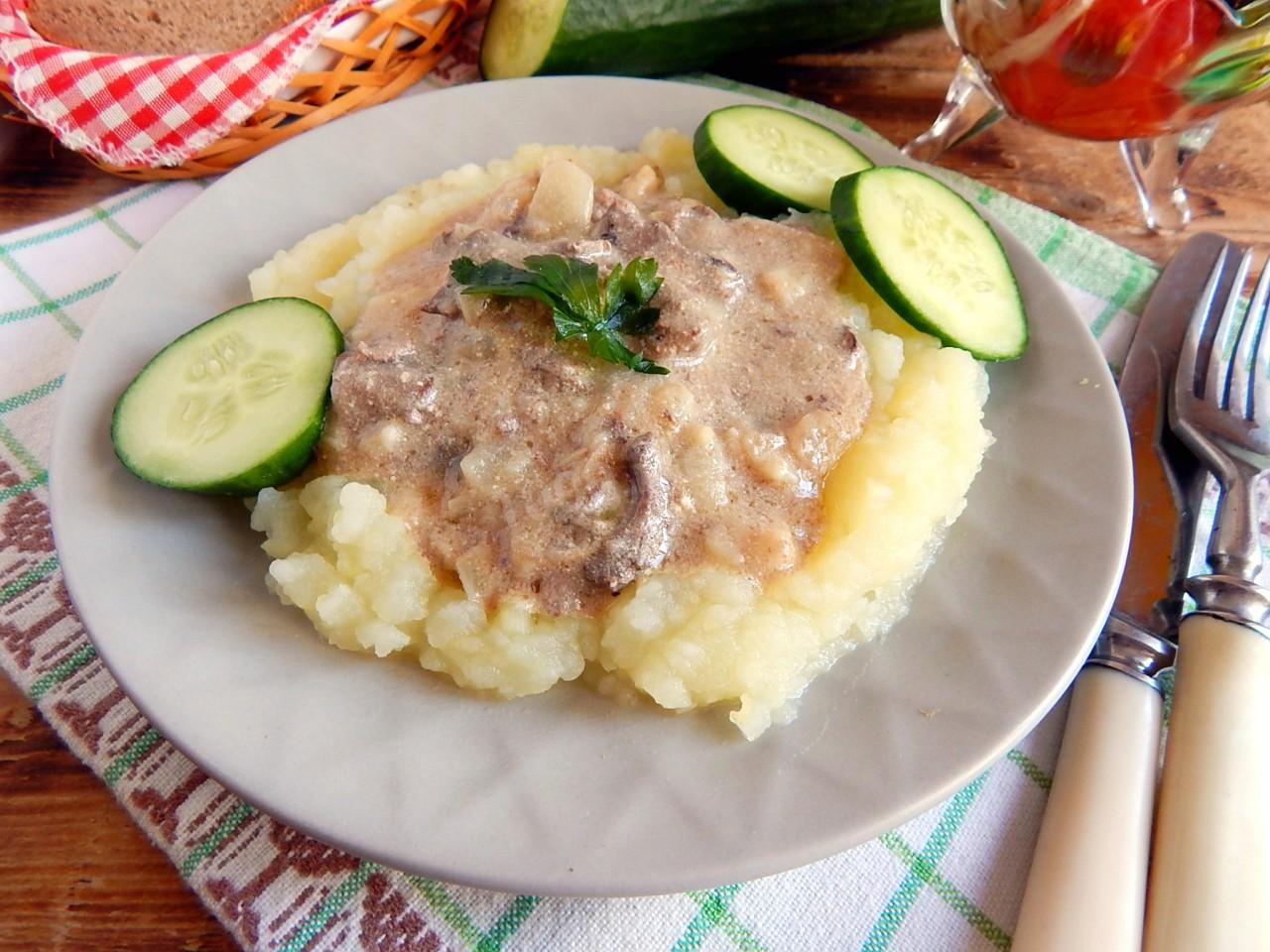 Шаг 8 приготовления Куриная печень в сметане с подливкой