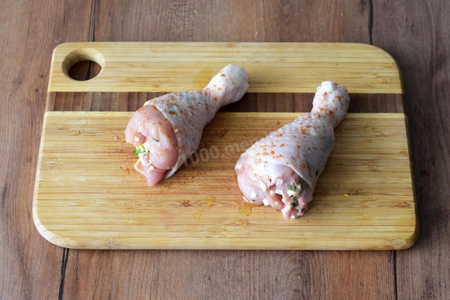 Шаг 7 приготовления Фаршированные куриные голени без кости в духовке
