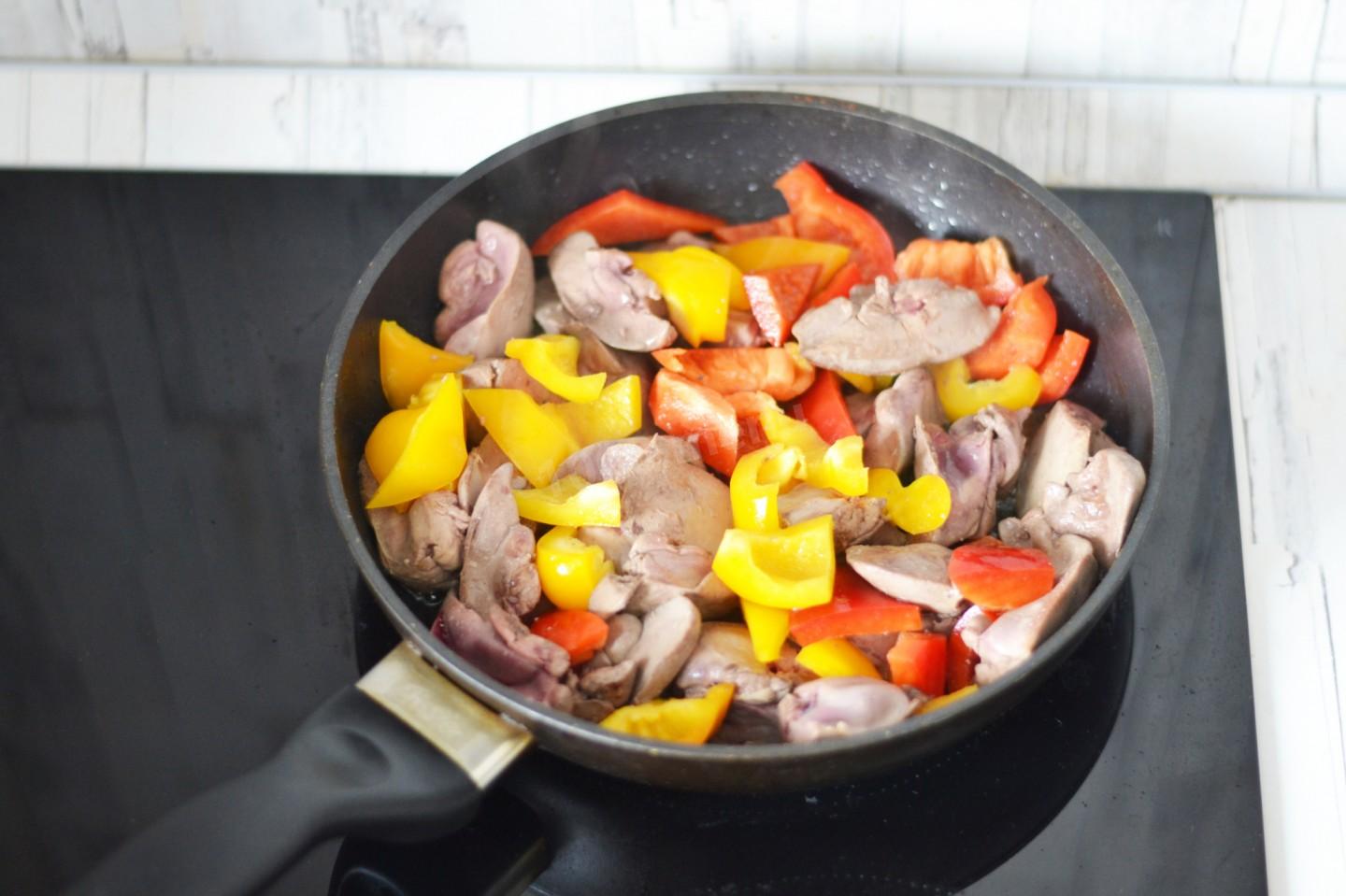 Шаг 6 приготовления Куриная печень с болгарским перцем