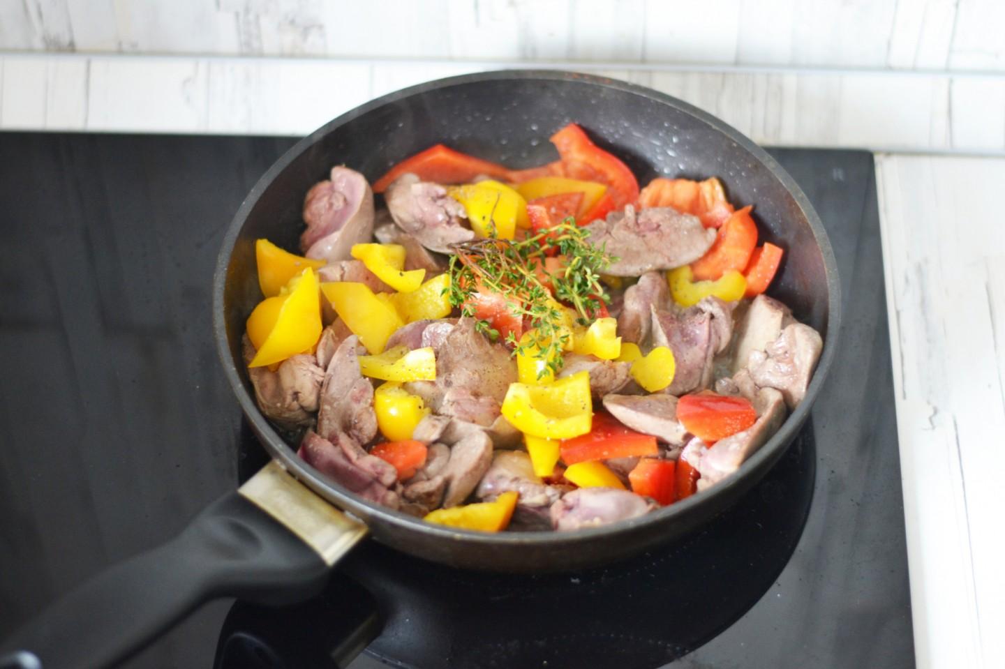 Шаг 7 приготовления Куриная печень с болгарским перцем