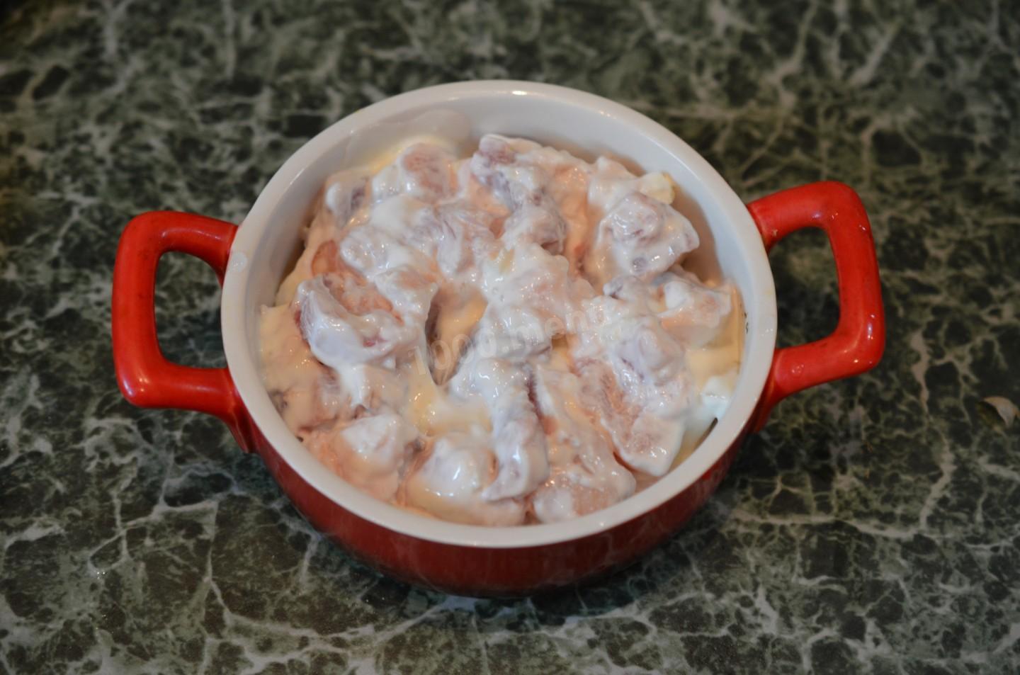 Шаг 9 приготовления Грудинка свиная с сыром и помидорами в духовке