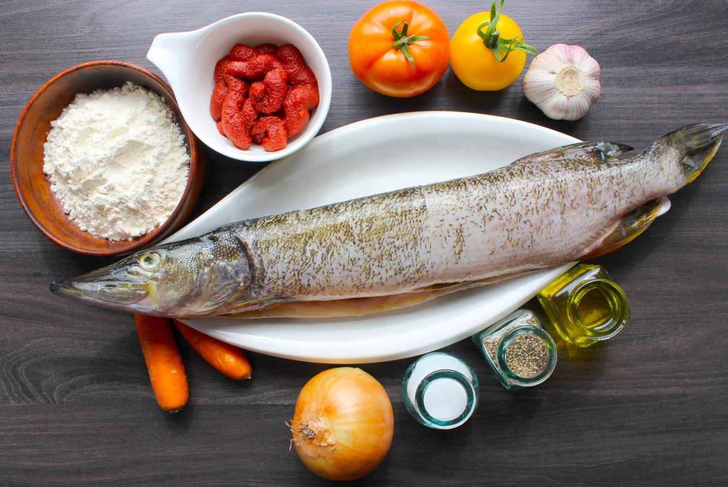 Шаг 1 приготовления Щука тушеная с морковью и луком на сковороде