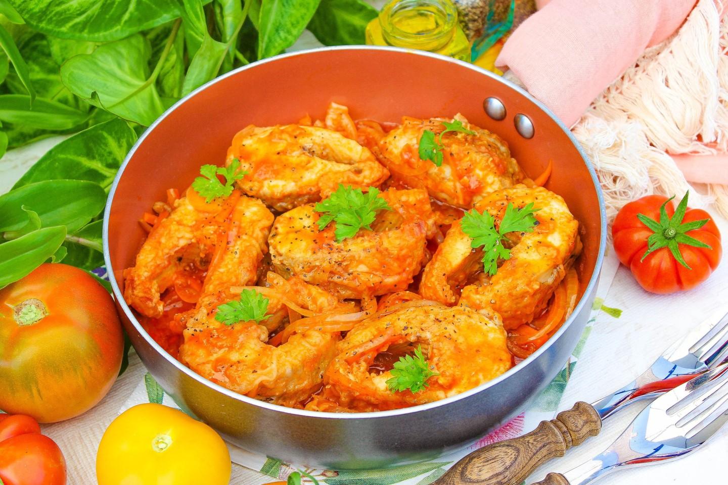 Шаг 11 приготовления Щука тушеная с морковью и луком на сковороде