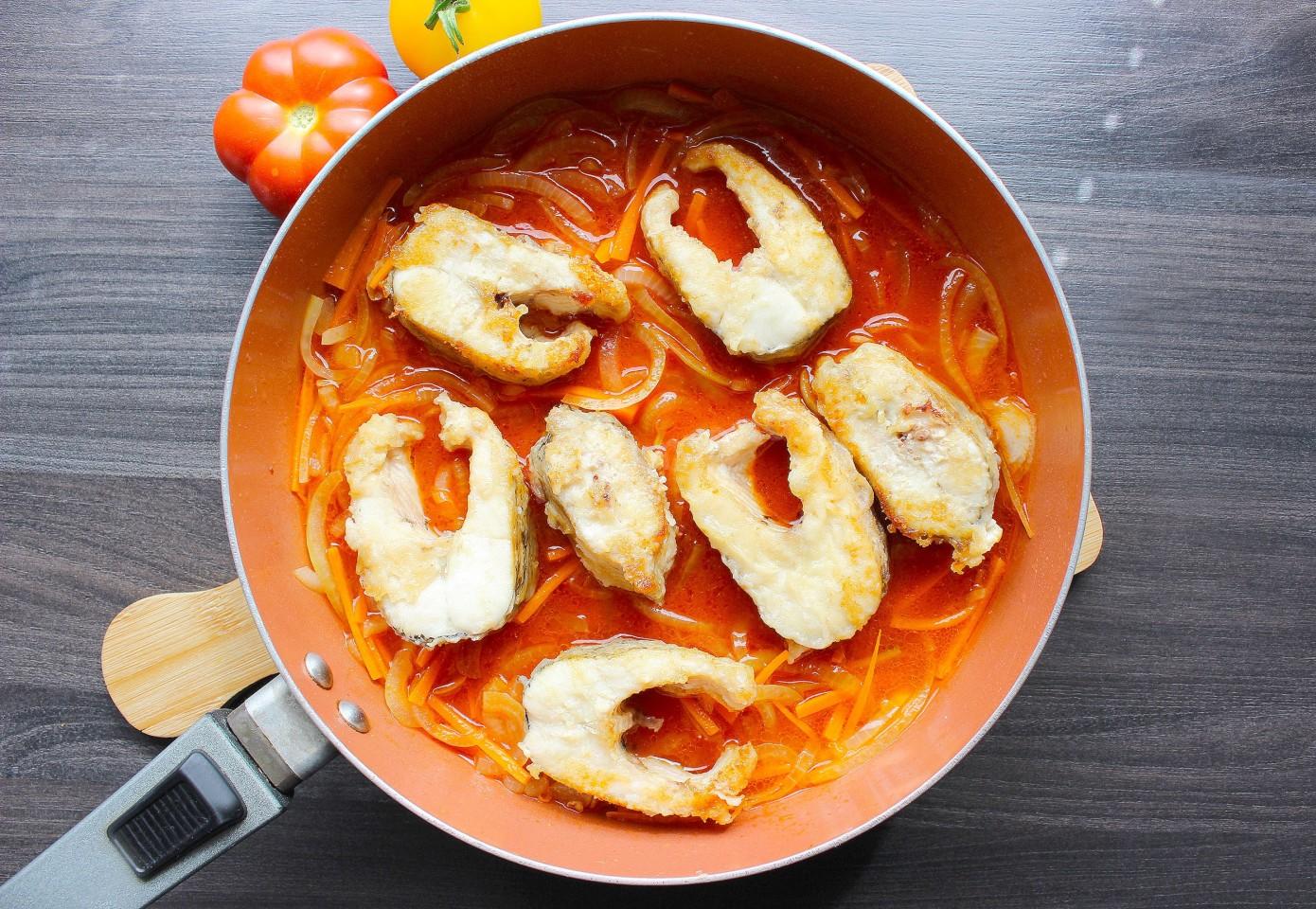 Шаг 9 приготовления Щука тушеная с морковью и луком на сковороде