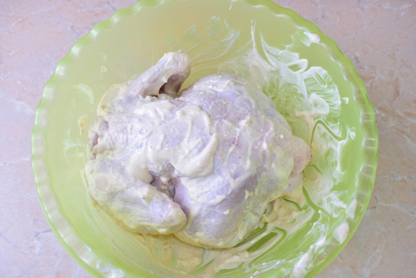 Шаг 4 приготовления Курица с черносливом в духовке