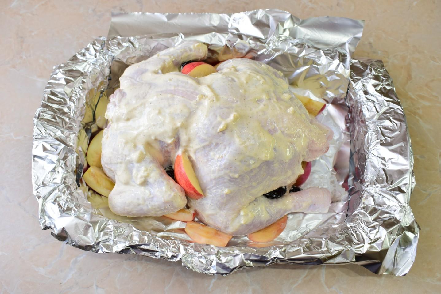 Шаг 7 приготовления Курица с черносливом в духовке