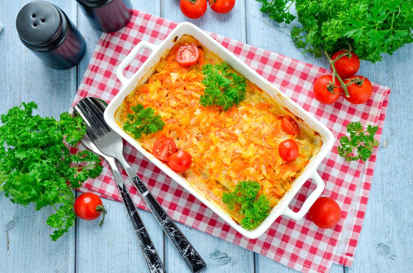 Шаг 8 приготовления Треска с морковью и луком в духовке
