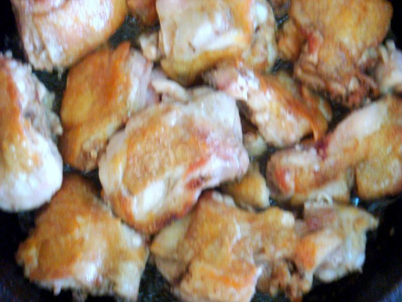 Шаг 6 приготовления Тушеная куриная грудка в сметане