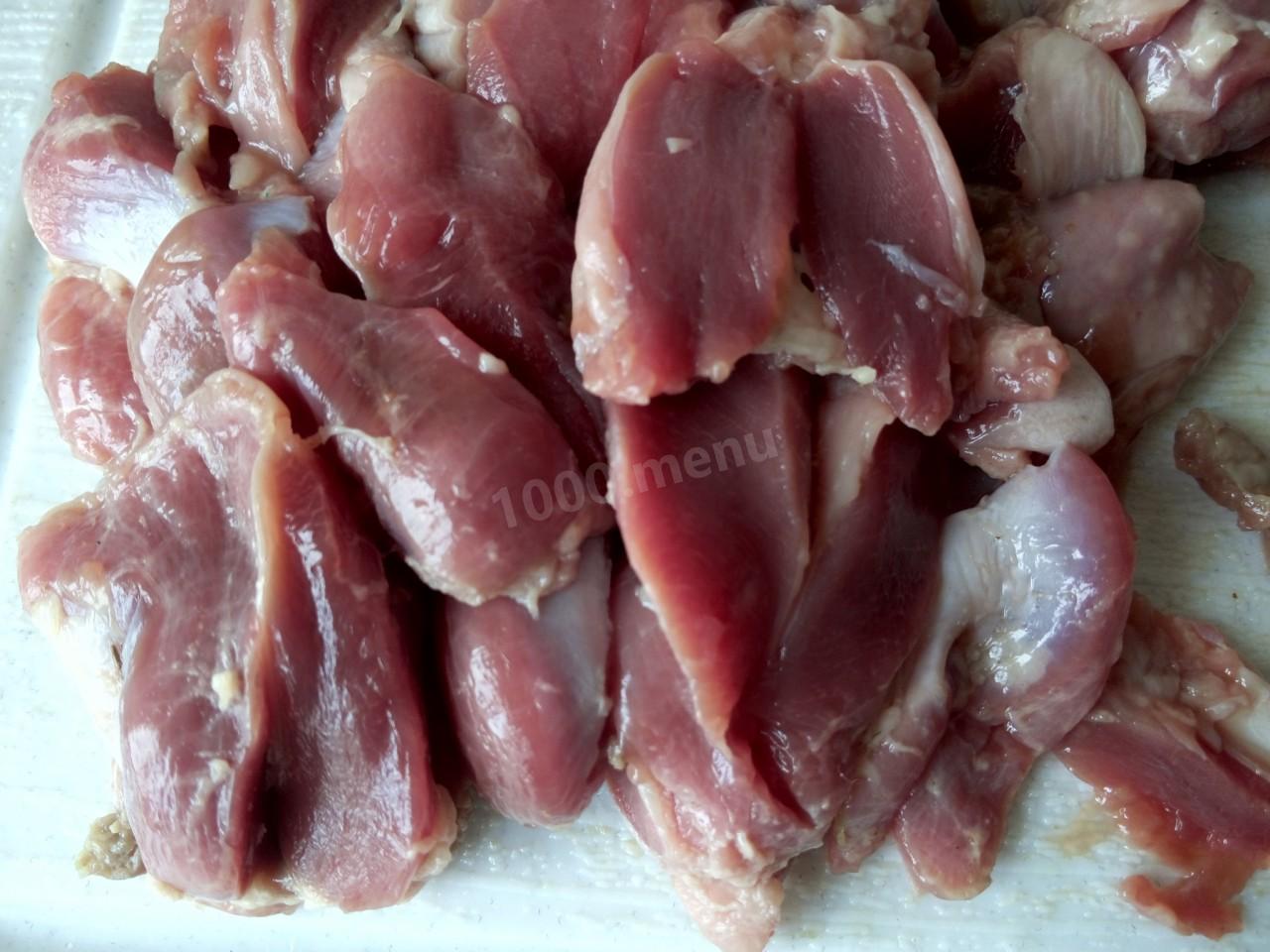 Шаг 1 приготовления Куриные желудки тушеные в сметане