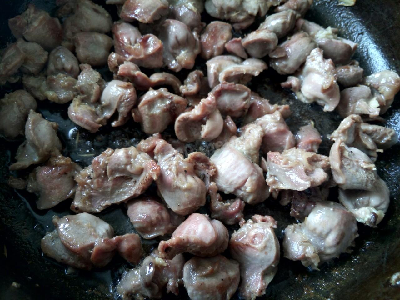 Шаг 6 приготовления Куриные желудки тушеные в сметане