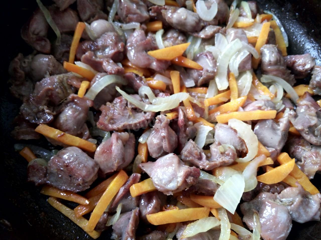 Шаг 7 приготовления Куриные желудки тушеные в сметане