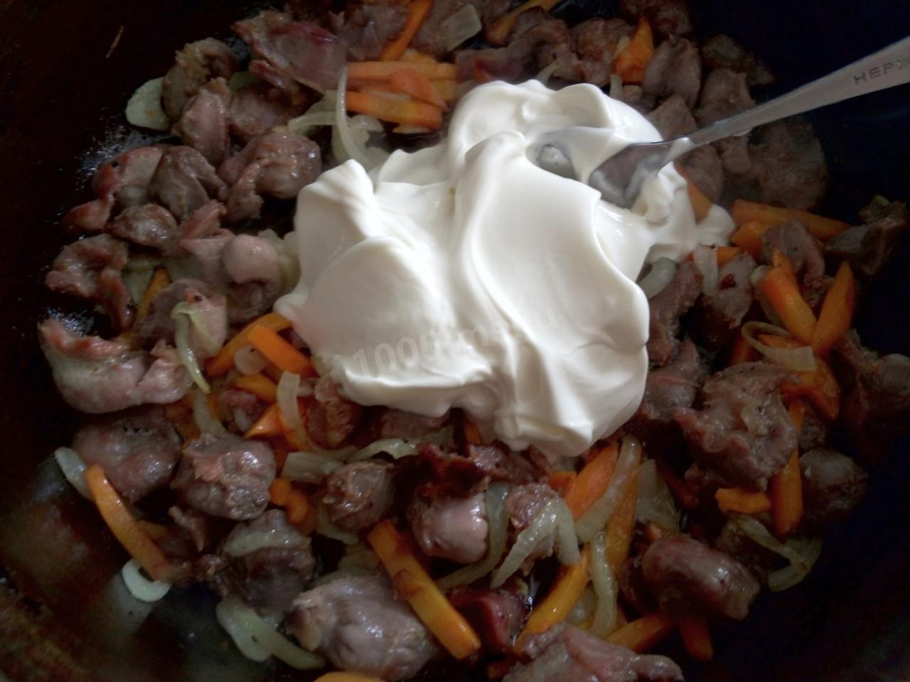 Шаг 8 приготовления Куриные желудки тушеные в сметане