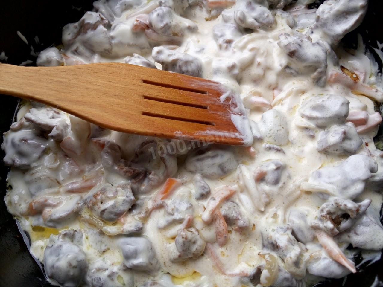 Шаг 9 приготовления Куриные желудки тушеные в сметане