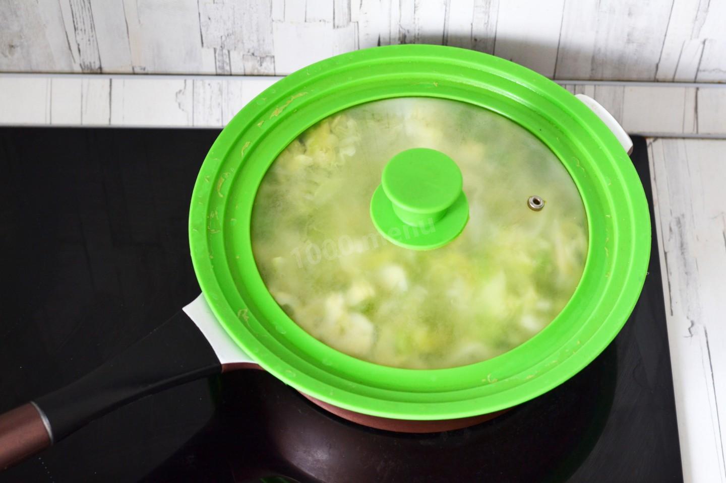 Шаг 5 приготовления Тушеная капуста с черносливом