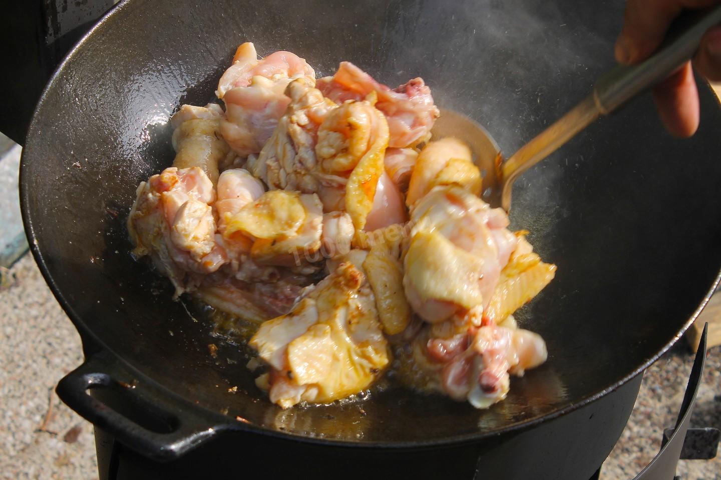 Шаг 10 приготовления Куриные окорочка в казане на костре