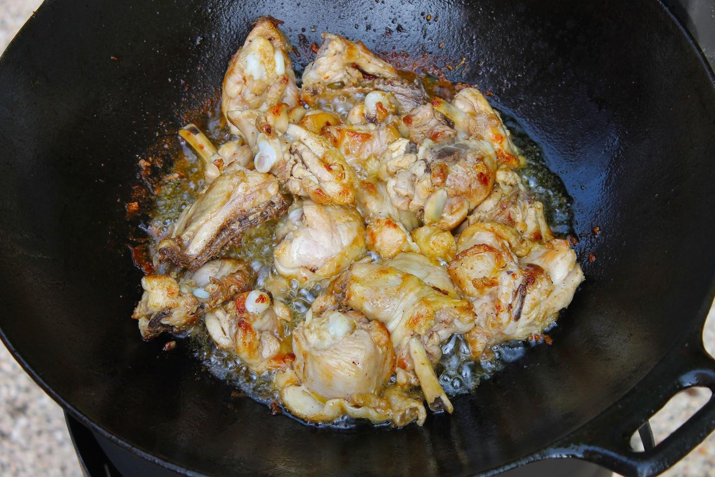 Шаг 11 приготовления Куриные окорочка в казане на костре